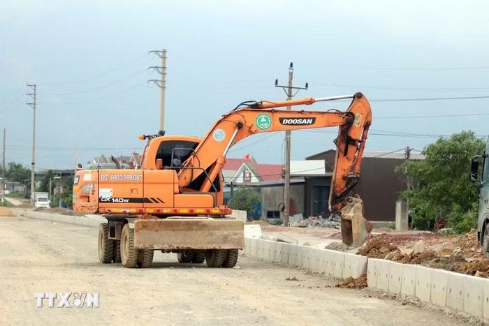 Các hạng mục trên tuyến đường trục chính trung tâm Khu kinh tế Vũng Áng đang được tập trung thi công. (Ảnh: Hữu Quyết/TTXVN)