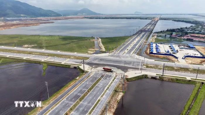 Các tuyến đường mới tại Vũng Áng tạo thêm dư địa phát triển dịch vụ vận tải và logistics. (Ảnh: Hữu Quyết/TTXVN)