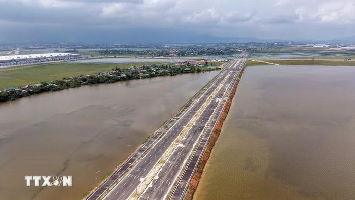 Tuyến đường ngang đảm nhiệm kết nối cảng Vũng Áng, cảng Sơn Dương với Khu liên hợp Gang thép Formosa Hà Tĩnh có chiều dài 8,55 km. (Ảnh: Hữu Quyết/TTXVN)