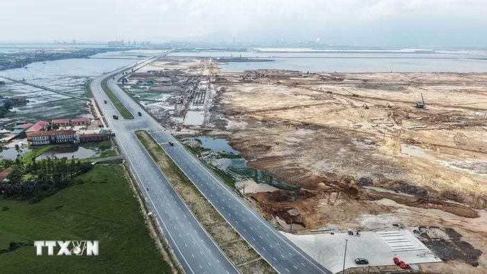 Các tuyến đường tạo nên nền tảng hạ tầng kỹ thuật đồng bộ cho các siêu dự án đang triển khai tại Khu kinh tế Vũng Áng. (Ảnh: Hữu Quyết/TTXVN)