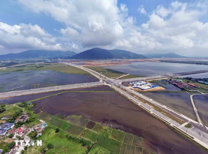 Các dự án giao thông trọng điểm đang dần hoàn thiện, góp phần hình thành mạng lưới kết nối giữa quốc lộ, cảng biển và các khu công nghiệp tại Vũng Áng. (Ảnh: Hữu Quyết/TTXVN)