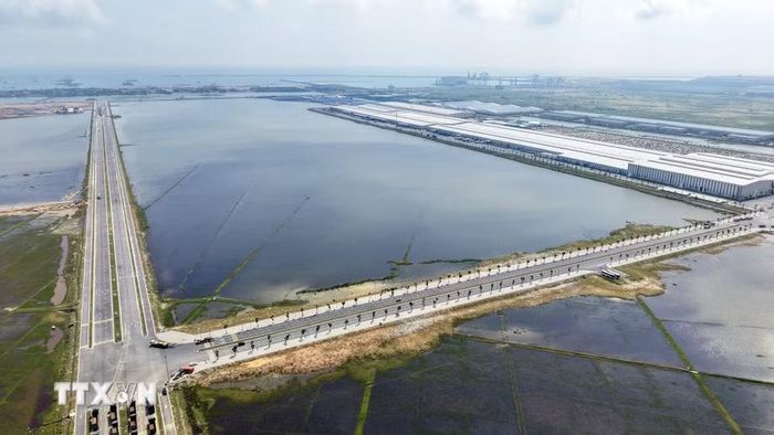 Hệ thống đường mới góp phần tăng khả năng kết nối giữa các khu vực sản xuất và cảng biển tại Khu kinh tế Vũng Áng. (Ảnh: Hữu Quyết/TTXVN)