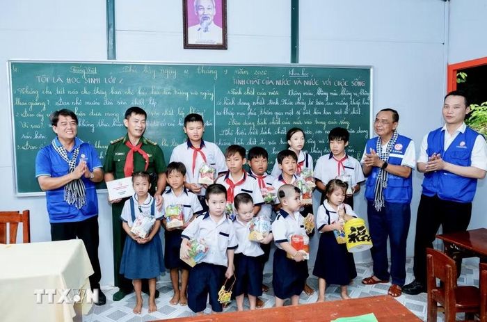 Đoàn đại biểu Thành phố Hồ Chí Minh trao quà cho thầy và trò tại lớp học tình thương của Đồn biên phòng đảo Hòn Chuối, xã Sông Đốc, tỉnh Cà Mau. (Ảnh: Xuân Anh/TTXVN)