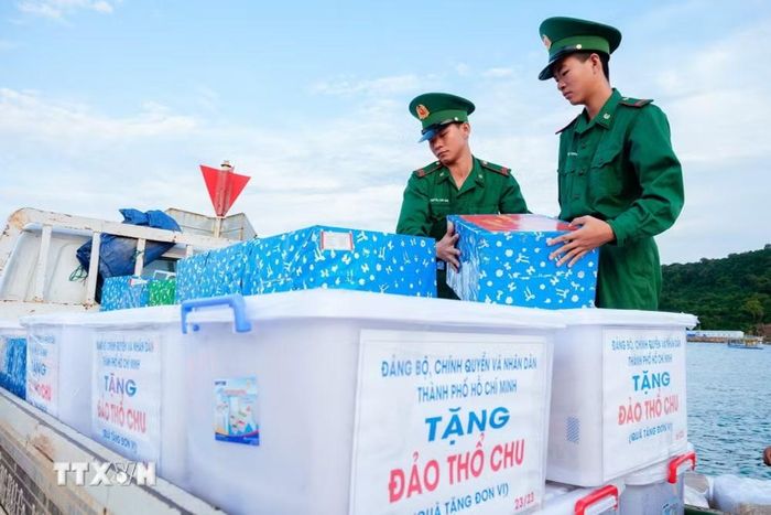 Những phần quà được Đảng bộ, chính quyền và nhân dân Thành phố Hồ Chí Minh chuẩn bị kỹ lưỡng để gửi đến cán bộ, chiến sỹ và nhân dân trên các đảo thuộc vùng biển Tây Nam. (Ảnh: Xuân Anh/TTXVN)