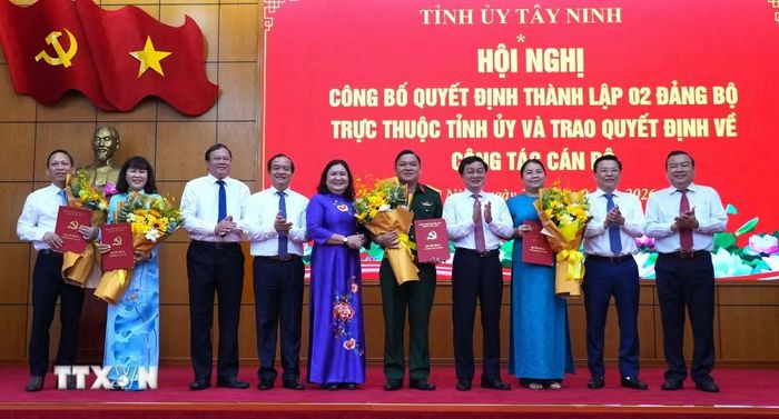 Ủy viên Trung ương Đảng, Bí thư Tỉnh ủy Tây Ninh Nguyễn Văn Quyết; Ủy viên Trung ương Đảng, Phó Bí thư Thường trực Tỉnh ủy Tây Ninh Hồ Thị Hoàng Yến và lãnh đạo Tỉnh ủy Tây Ninh, trao Quyết định và tặng hoa chúc mừng các đồng chí được chỉ định, điều động tham gia Ban Chấp hành Đảng bộ Ủy ban Nhân dân tỉnh, Đảng Bộ Quân sự tỉnh. (Ảnh: Thanh Bình/TTXVN)