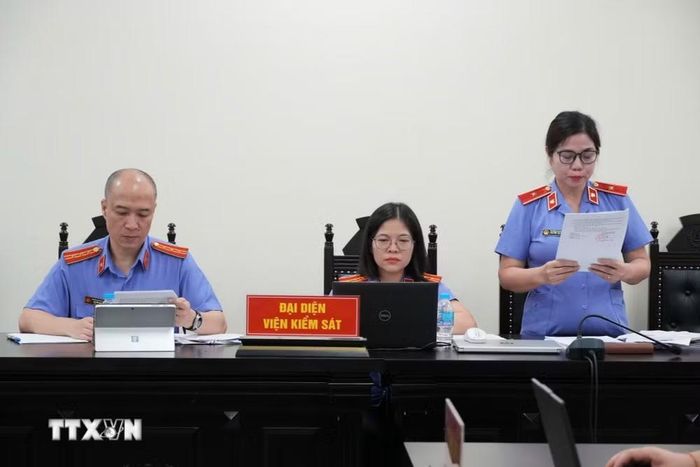 Đại diện Viện Kiểm sát công bố bản cáo trạng. (Ảnh: Kim Anh/TTXVN)