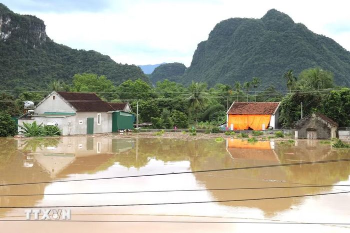 Nhiều nhà dân tại xã Con Cuông chìm trong biển nước, bị cô lập. (Ảnh minh họa: Xuân Tiến/TTXVN)