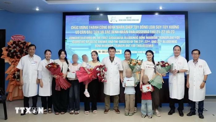 Lễ xuất viện của bệnh nhi suy tủy xương vô căn cùng 3 bệnh nhi mắc bệnh tan máu bẩm sinh sau khi được ghép tế bào gốc thành công. (Ảnh: TTXVN phát)