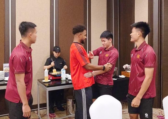 Xuân Son chia tay đồng đội để trở về nước điều trị chấn thương. (Nguồn: VFF)