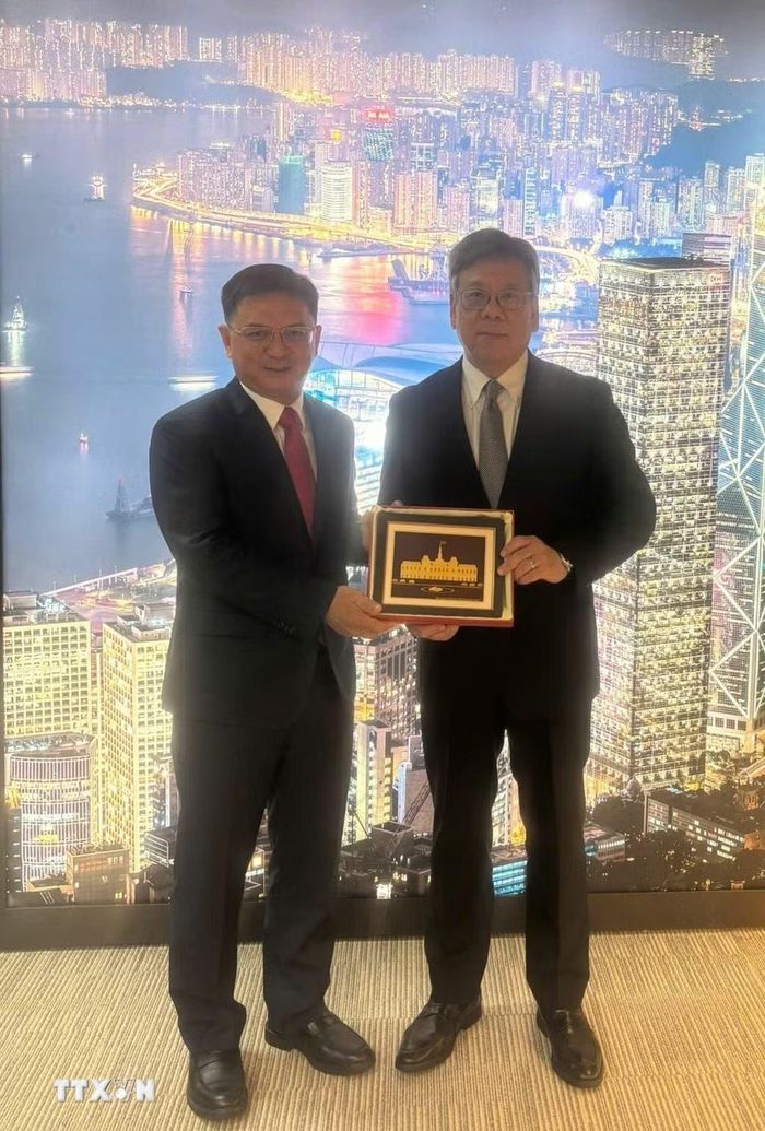 Ông Nguyễn Mạnh Cường và ông Khâu Ứng Hoa, Cục trưởng Cục Thương mại và Phát triển Kinh tế Hong Kong. (Ảnh: TTXVN phát)