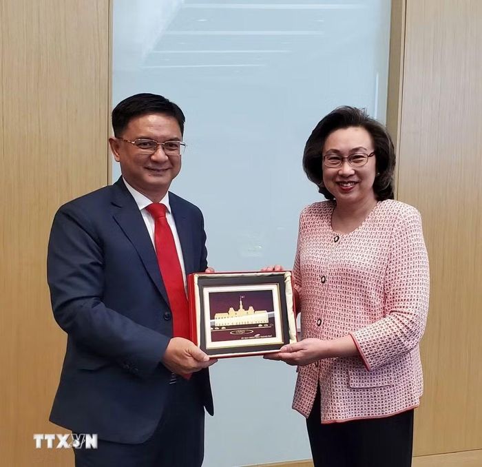 Ông Nguyễn Mạnh Cường và bà Dương Hà Bội Nhân, Cục trưởng Cục Dịch vụ Dân sự Hong Kong. (Ảnh: TTXVN phát)