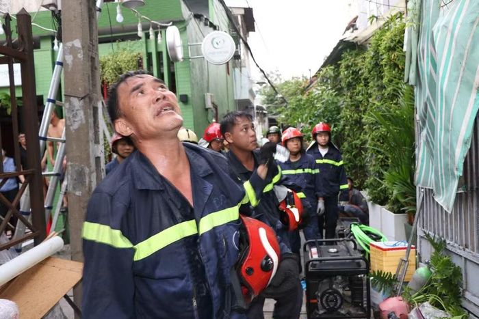Lực lượng chức năng khẩn trương có mặt tại hiện trường để triển khai công tác cứu hộ. (Ảnh: PV/Vietnam+)