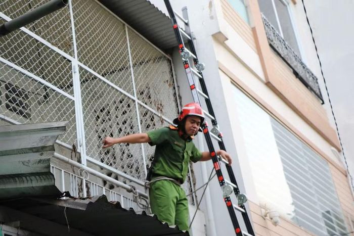 Lực lượng chức năng tiến hành kiểm tra, xử lý hiện trường sau khi giải cứu thành công. (Ảnh: PV/Vietnam+)
