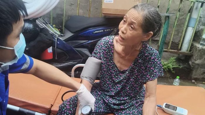 Nạn nhân bị thương nhẹ được đưa đến Bệnh viện Thống Nhất để tiến hành sơ cứu. (Ảnh: PV/Vietnam+)