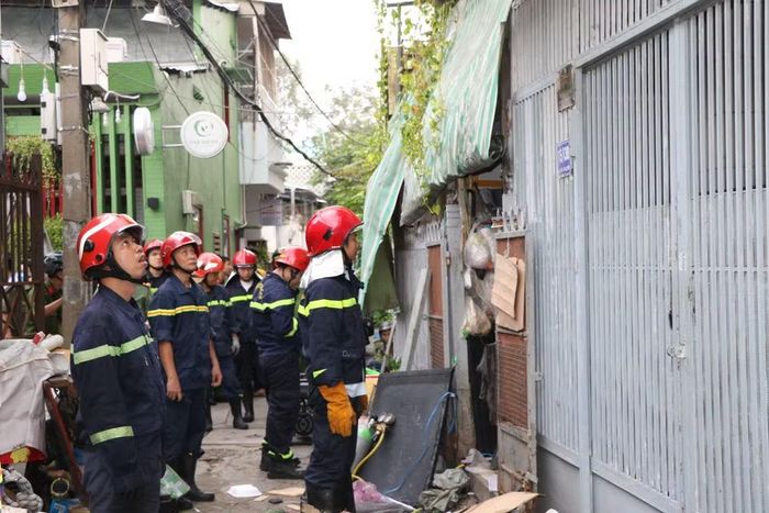 Toàn cảnh con hẻm trên đường Trường Sa, nơi xảy ra vụ sập gác nhà khiến ba người mắc kẹt. (Ảnh: PV/Vietnam+)