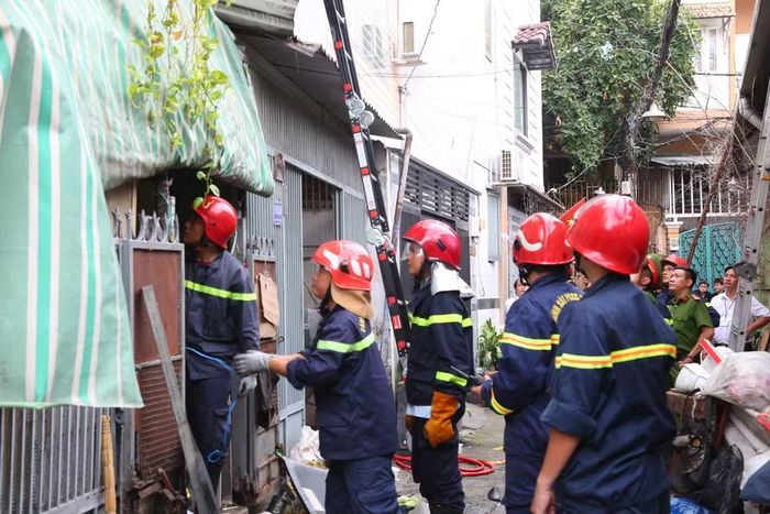 Đến tối cùng ngày, căn nhà vẫn được phong tỏa để đảm bảo an toàn và phục vụ công tác điều tra nguyên nhân. (Ảnh: PV/Vietnam+)