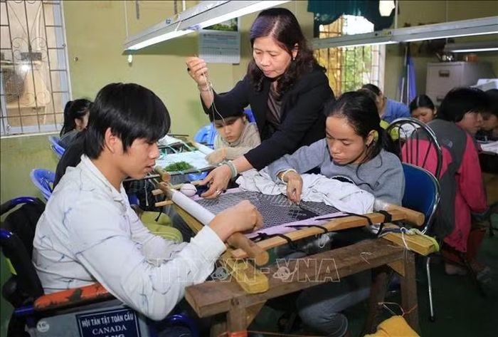 Các học viên người khuyết tật học nghề thêu tại Trung tâm Dạy nghề và tạo việc làm cho người tàn tật tại thành phố Huế. Ảnh: TTXVN