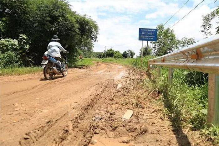 Hiện trạng mặt đường Tỉnh lộ 4B(ảnh tư liệu).