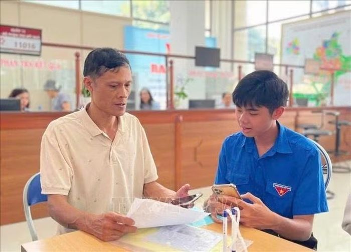 Đoàn viên, thanh niên Gia Lai hướng dẫn người dân sử dụng các nền tảng, dịch vụ số.