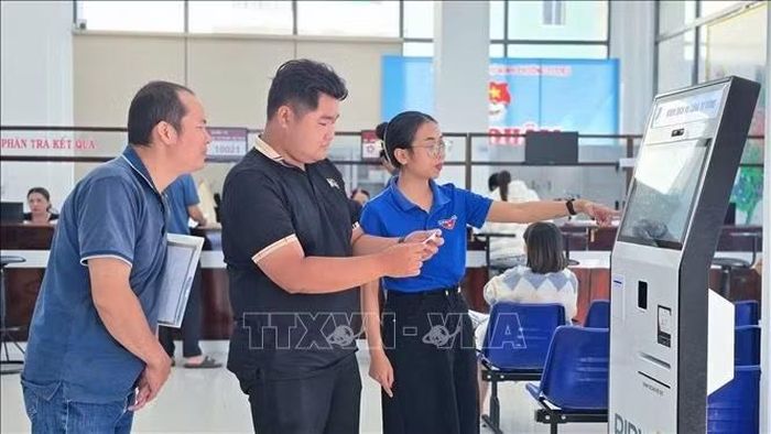 Đoàn viên, thanh niên Gia Lai hướng dẫn người dân sử dụng các nền tảng, dịch vụ số.