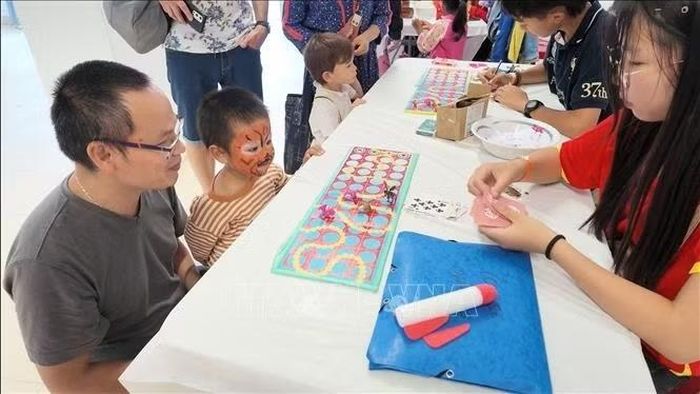 Cha mẹ cùng chơi với con trong trò đưa nghẹ.
