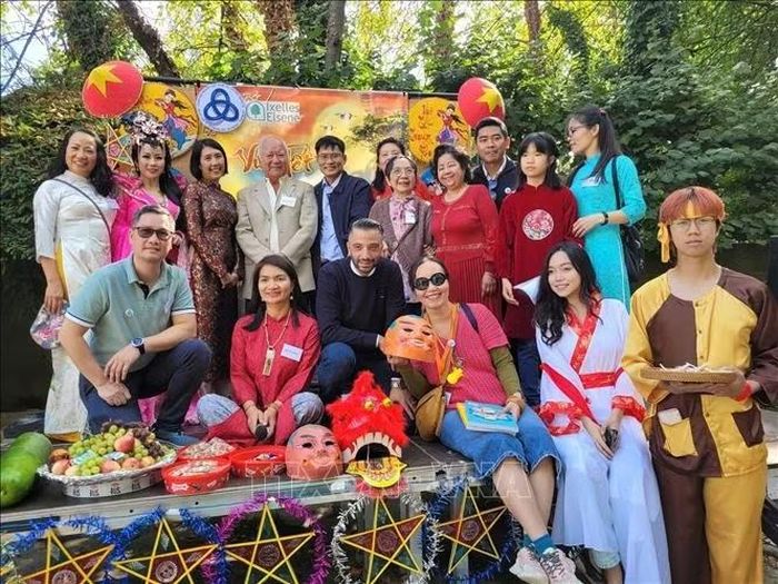 Ban tổ chức, đại diện Đại sứ quán Việt Nam tại Bỉ và chính quyền quận Ixelles chụp ảnh lưu niệm cùng các thành viên tham gia Ngày hội Gia đình – Tết Trung Thu 2026 của cộng đồng người Việt tại Bỉ, ngày 27/9. Ảnh: Lan Anh/PV TTXVN tại Bỉ