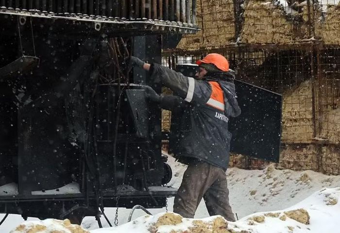 Công nhân công ty Kharkivoblenerho sửa chữa một cơ sở năng lượng bị hư hại do đợt tấn công của Nga tại Kharkiv, Ukraine, vào ngày 20/2/2026. Ảnh: Ukrinform