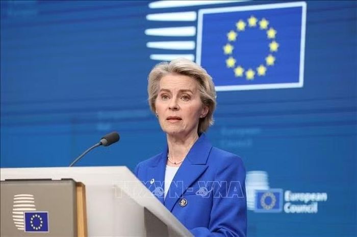 Chủ tịch Ủy ban châu Âu Ursula von der Leyen phát biểu trong cuộc họp báo tại Brussels, Bỉ. Ảnh: THX/TTXVN phát