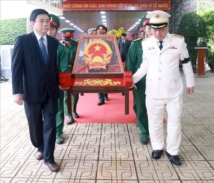 Lãnh đạo tỉnh Khánh Hòa đưa hài cốt liệt sĩ an táng tại nghĩa trang Hòn Dung. Ảnh: Xuân Triệu/TTXVN