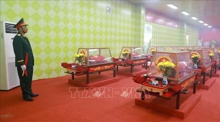 Hài cốt liệt sĩ được đưa về nghĩa trang liệt sĩ Hòn Dung (tỉnh Khánh Hòa) thờ cúng trước khi tổ chức truy điệu và an táng. Ảnh: Xuân Triệu/TTXVN