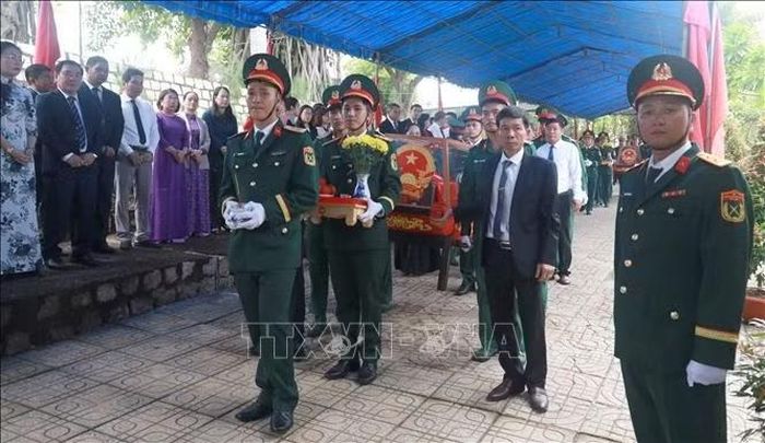 Hài cốt liệt sĩ tìm thấy được đưa về an táng tại nghĩa trang liệt sĩ Hòn Dung (tỉnh Khánh Hòa). Ảnh: Xuân Triệu - TTXVN