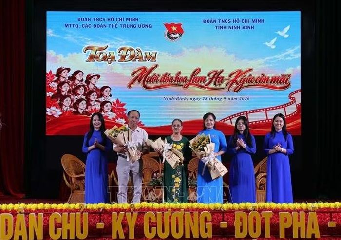Đoàn viên tỉnh Ninh Bình tặng hoa và quà cho thân nhân Mười nữ liệt sĩ dân quân pháo phòng không Lam Hạ.