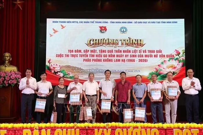 Trao tặng quà cho thân nhân Mười nữ liệt sĩ dân quân pháo phòng không Lam Hạ đã hy sinh.