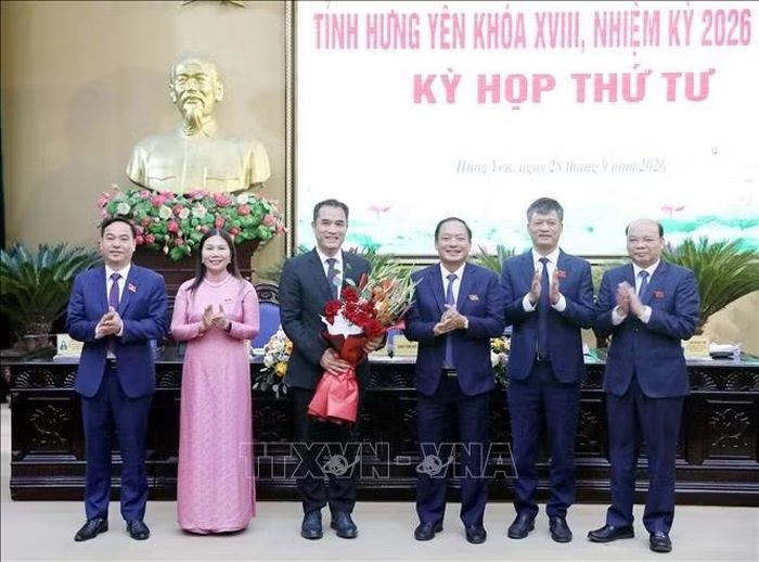 Thường trực HĐND tỉnh Hưng Yên tặng hoa chúc mừng ông Phạm Bảo Sơn. Ảnh: Thế Duyệt /TTXVN.