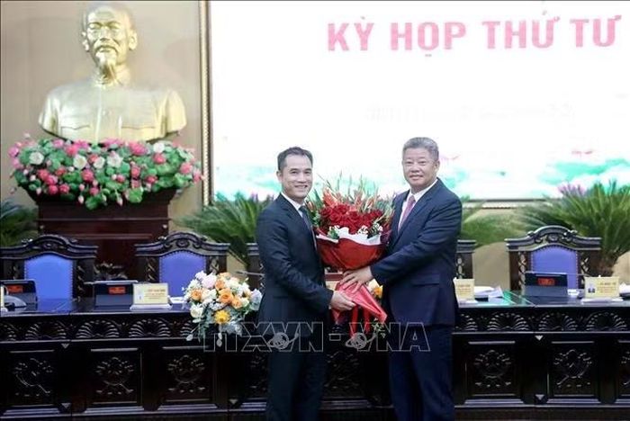 Chủ tịch UBND tỉnh Hưng Yên Nguyễn Mạnh Quyền tặng hoa chúc mừng ông Phạm Bảo Sơn. Ảnh: Thế Duyệt/TTXVN.