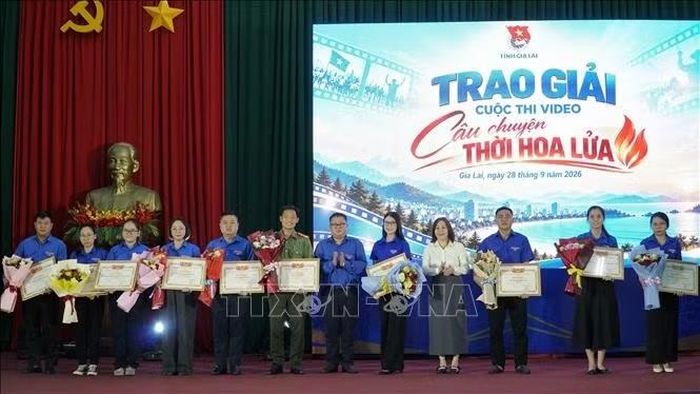 Trao thưởng các tập thể xuất sắc trong chiến dịch hè tình nguyện 2026.