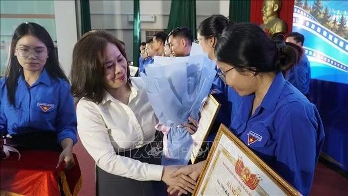Tặng Bằng khen cho các tập thể, cá nhân đạt giải trong đề án tuyên truyền các câu chuyện lịch sử với chủ đề "Câu chuyện thời hoa lửa".