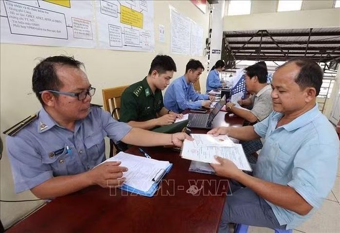 Bộ đội Biên phòng phối hợp với các lực lượng chức năng kiếm tra thủ tục hành chính của tàu cá, trước khi vươn khơi bám biển tại cảng Hòn Rớ ở phường Nam Nha Trang, tỉnh Khánh Hoà. Ảnh: Vũ Sinh/TTXVN.