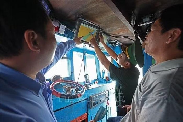 Bộ đội Biên phòng phối hợp với các lực lượng chức năng tổ chức tuyên truyền, kiểm tra thiết bị giám sát hành trình trên tàu cá, trước khi vươn khơi bám biển tại cảng Hòn Rớ ở phường Nam Nha Trang, tỉnh Khánh Hoà. Ảnh: Vũ Sinh/TTXVN.