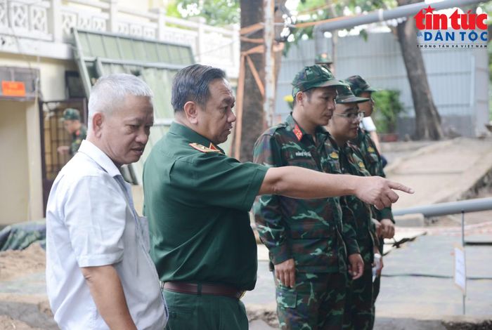 Thiếu tướng Nguyễn Thành Trung, Chính ủy Bộ Tư lệnh Thành phố Hồ Chí Minh chỉ đạo công tác tìm kiếm, quy tập hài cốt liệt sĩ tại Công viên Lê Thị Riêng.