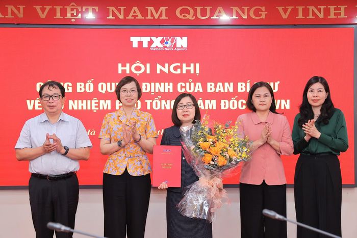 Đồng chí Vũ Việt Trang, Ủy viên Ban Thường vụ Đảng ủy các cơ quan Đảng Trung ương, Bí thư Đảng ủy, Tổng Giám đốc Thông tấn xã Việt Nam, Phó Trưởng ban Tuyên giáo Trung ương và các đồng chí lãnh đạo TTXVN chúc mừng Phó Tổng Giám đốc TTXVN Đoàn Thị Tuyết Nhung. Ảnh: TTXVN