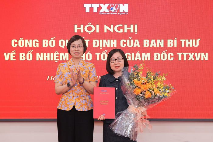 Đồng chí Vũ Việt Trang, Ủy viên Ban Thường vụ Đảng ủy các cơ quan Đảng Trung ương, Bí thư Đảng ủy, Tổng Giám đốc Thông tấn xã Việt Nam, Phó Trưởng ban Tuyên giáo Trung ương trao quyết định bổ nhiệm Phó Tổng Giám đốc TTXVN Đoàn Thị Tuyết Nhung (cầm hoa, bên phải). Ảnh: TTXVN