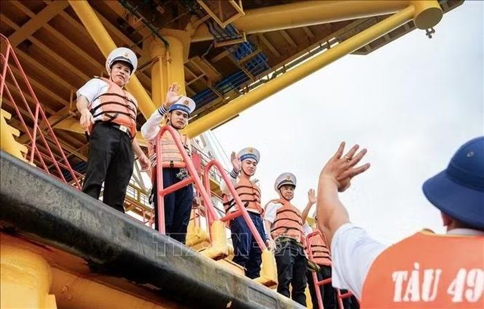 Cán bộ, chiến sĩ nhà giàn DK1/10 chia tay tạm biệt người thân và đoàn đại biểu Thành phố Hồ Chí Minh trở về sau chuyến thăm.
