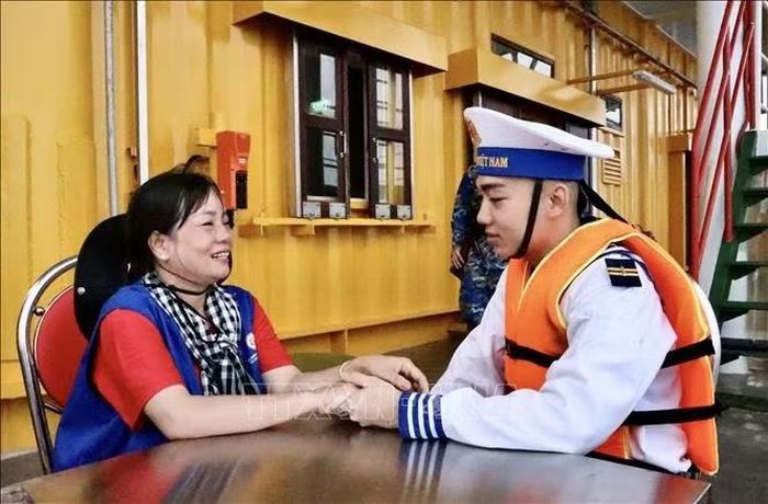 Hai mẹ con chiến sĩ Nguyễn Phạm Nhật Khương tranh thủ khoảng thời gian ít ỏi để hỏi han về sức khoẻ và công việc tại nhà giàn DK1/10.