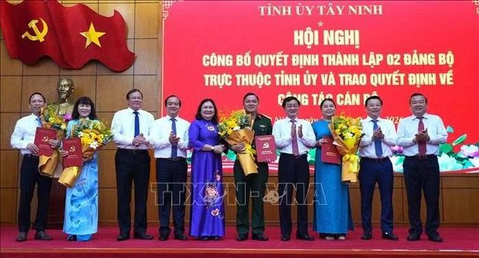 Ủy viên Trung ương Đảng, Bí thư Tỉnh ủy Tây Ninh Nguyễn Văn Quyết; Ủy viên Trung ương Đảng, Phó Bí thư Thường trực Tỉnh ủy Tây Ninh Hồ Thị Hoàng Yến và và lãnh đạo Tỉnh ủy Tây Ninh, trao Quyết định và tặng hoa chức mừng các đồng chí được chỉ định tham gia BCH Đảng bộ UBND tỉnh, Đảng Bộ Quân sự tỉnh và điều động.