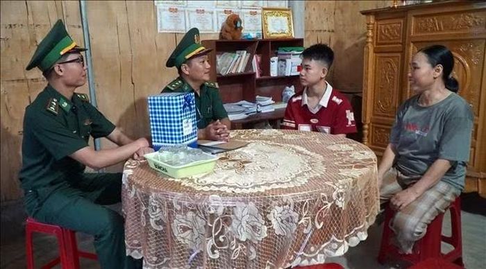 Cán bộ, chiến sĩ Đồn Biên phòng Tam Thanh thường xuyên thăm hỏi, tặng quà động viên em Trần Quang Hiếu. Ảnh: Quốc Dũng/TTXVN