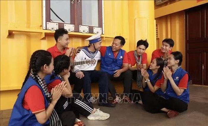Niềm vui nhân lên khi chiến sĩ Nguyễn Phạm Nhật Khương bất ngờ gặp lại thầy giáo ở Trường Đại học Tài chính Marketing, nơi mình từng theo học trước khi lên đường làm nhiệm vụ tại nhà giàn DKI.
