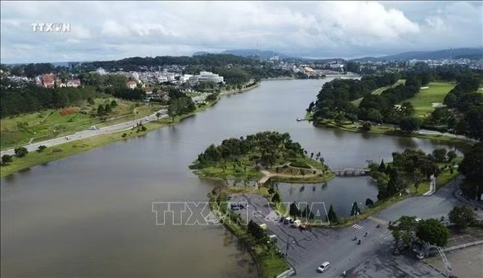 Hồ Xuân Hương được công nhận là Di tích danh lam thắng cảnh cấp quốc gia, đã được sửa chữa, gia cố hệ thống kè một lần vào năm 2010.