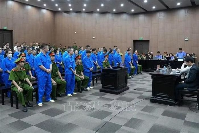 Các bị cáo nghe đại diện Viện Kiểm sát công bố bản Cáo trạng. Ảnh: Kim Anh /TTXVN.