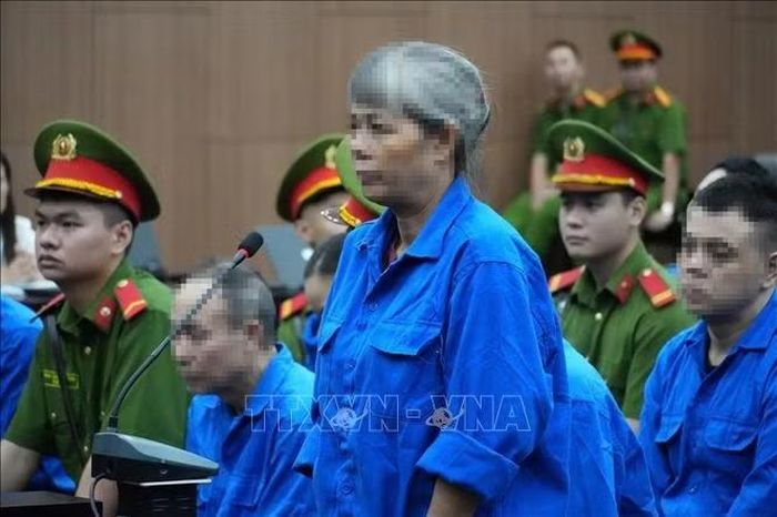 Các bị cáo khai báo tại phiên tòa. Ảnh: Kim Anh/TTXVN.